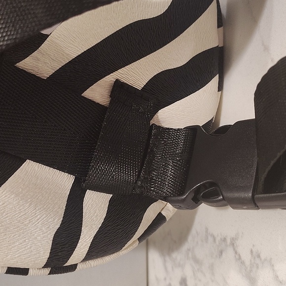 Kendall + Kylie Fanny Black Cream Zebra Print Pack Crossbody Bag NWT - Picture 6 of 9
